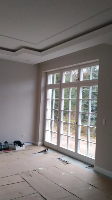 podwieszany zdobiony sufit, oświetlenie ozdobne na suficie 