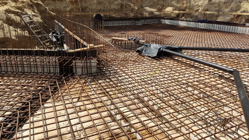 Zbrojenie płyty fundamentowej i prowadzenie instalacji w szczelnej piwnicy domu jednorodzinnego