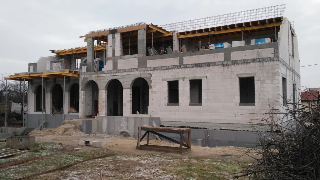 Budowa domu zakonnego, ściany z silikatów na parterze i piętrze, na piętrze widoczny szalunek stropu 