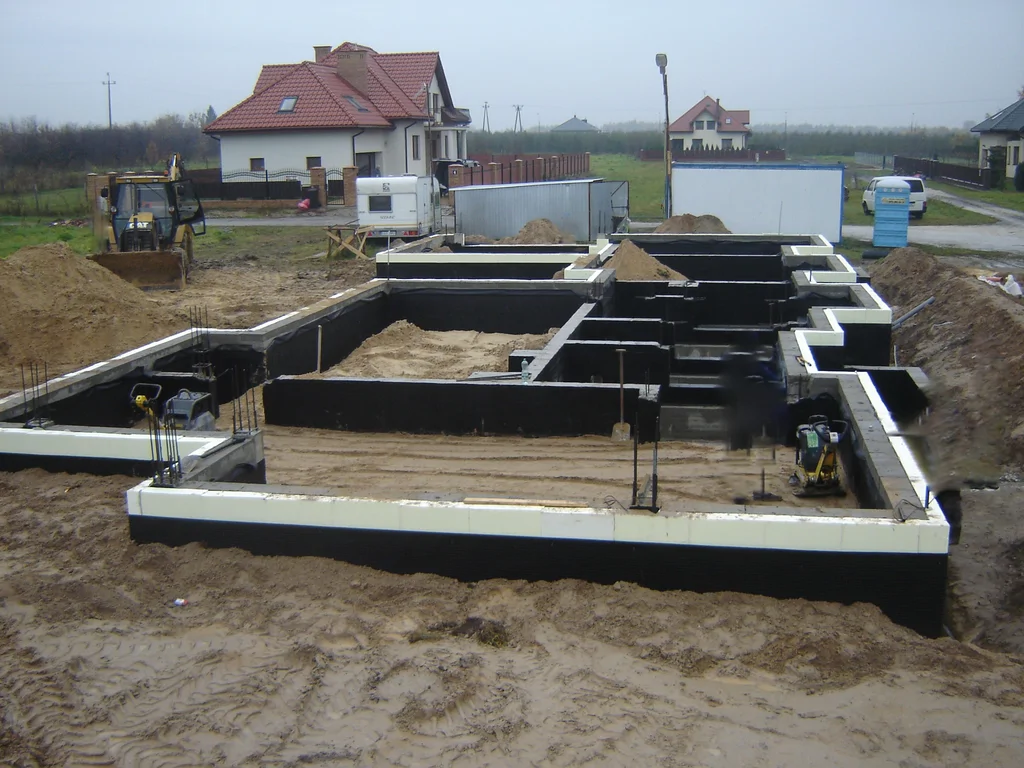 Budowa Domu jednorodzinnego, wykonane ławy fundamentowe i ściana fundamentowa, prace zasypkowe