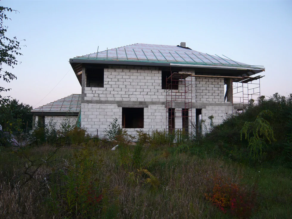 Dom jednorodzinny, stan surowy, silikaty, więźba dachowa