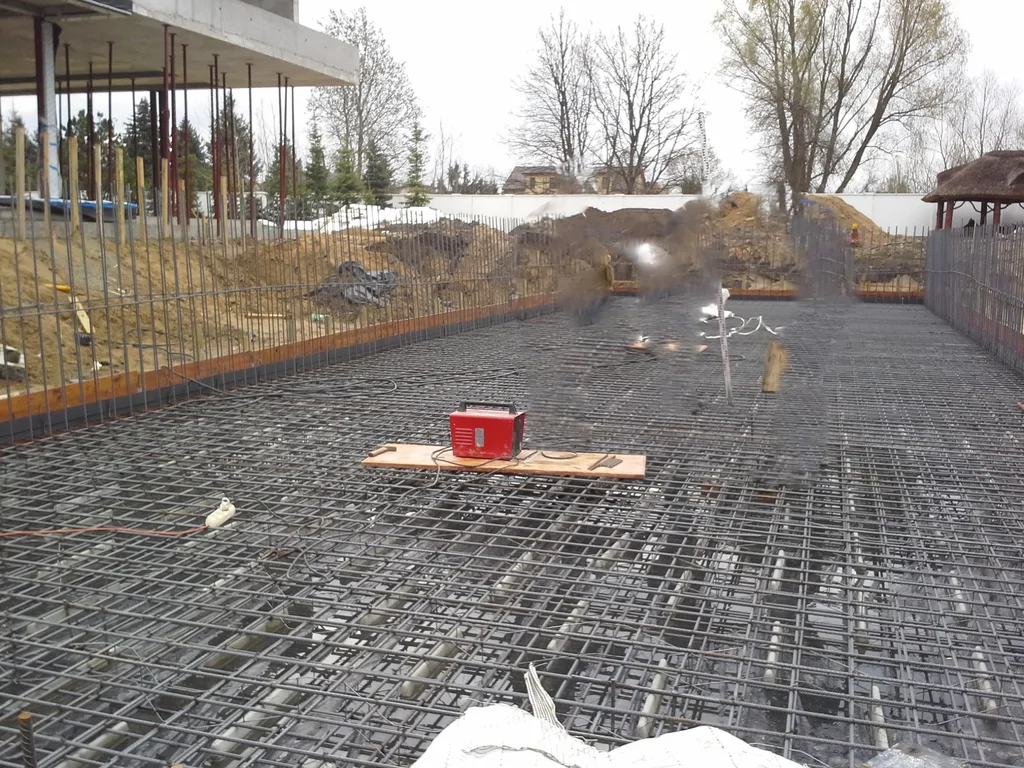 Budowa basenu zewnętrznego, widok zbrojenie płyty basenu 