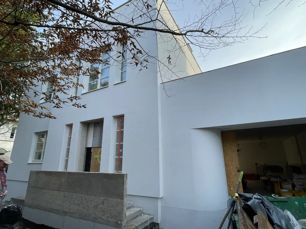 Budynek po kompleksowym remoncie zewnętrznym – elewacja w stanie deweloperskim od strony wejścia.