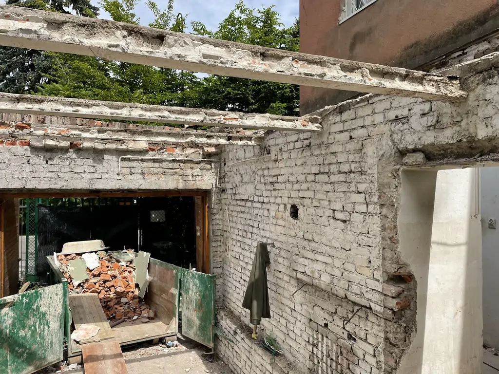 Rozbiórka wewnętrzna i odsłonięcie ścian ceglanych w trakcie kompleksowego remontu budynku.