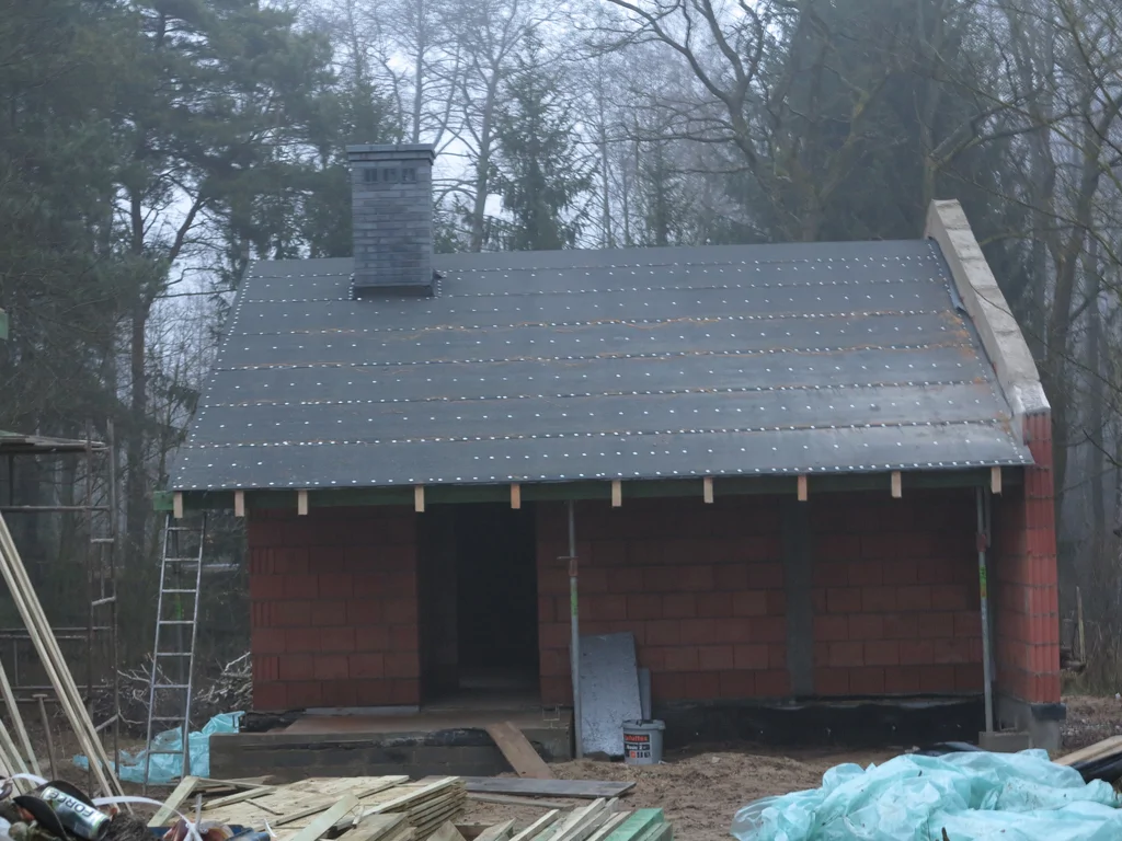 Budynek gospodarczy, ściany Porotherm, więźba dachowa z deskowaniem pokryta papą  