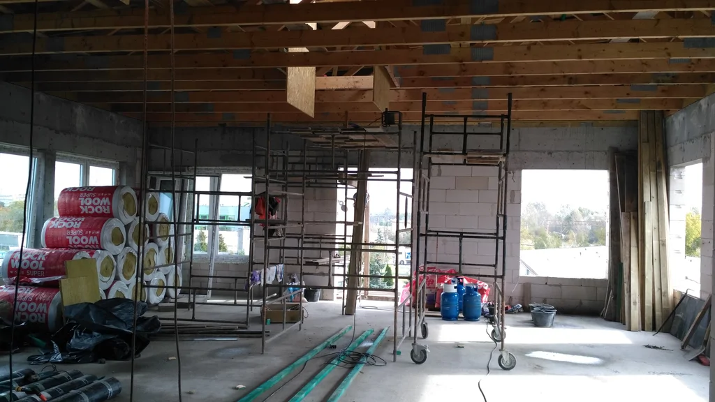 ocieplenie stropu nad nadbudową widoczne rusztowania