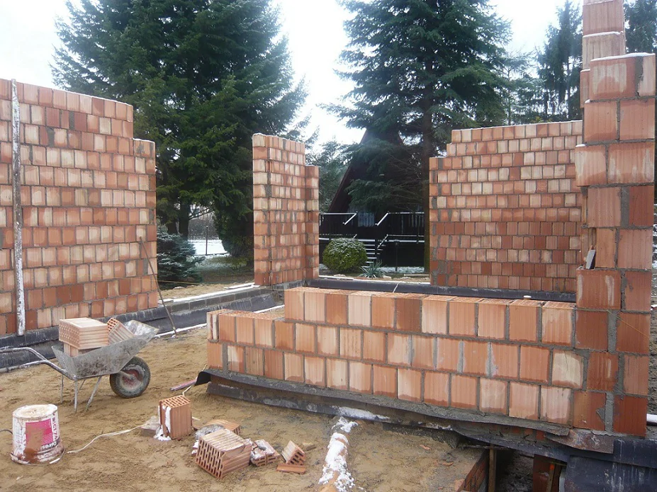 Budowa domu jednorodzinnego, wykonane fundamenty, ściany murowane pustak maxi