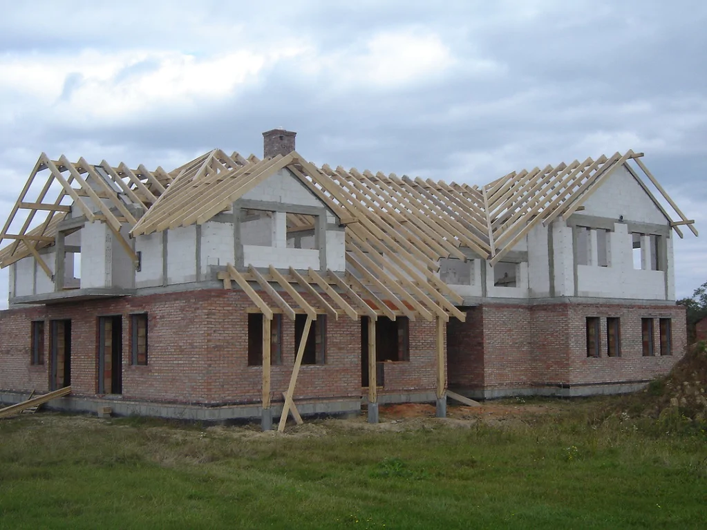 Budowa domu w stanie surowym z więźbą dachową