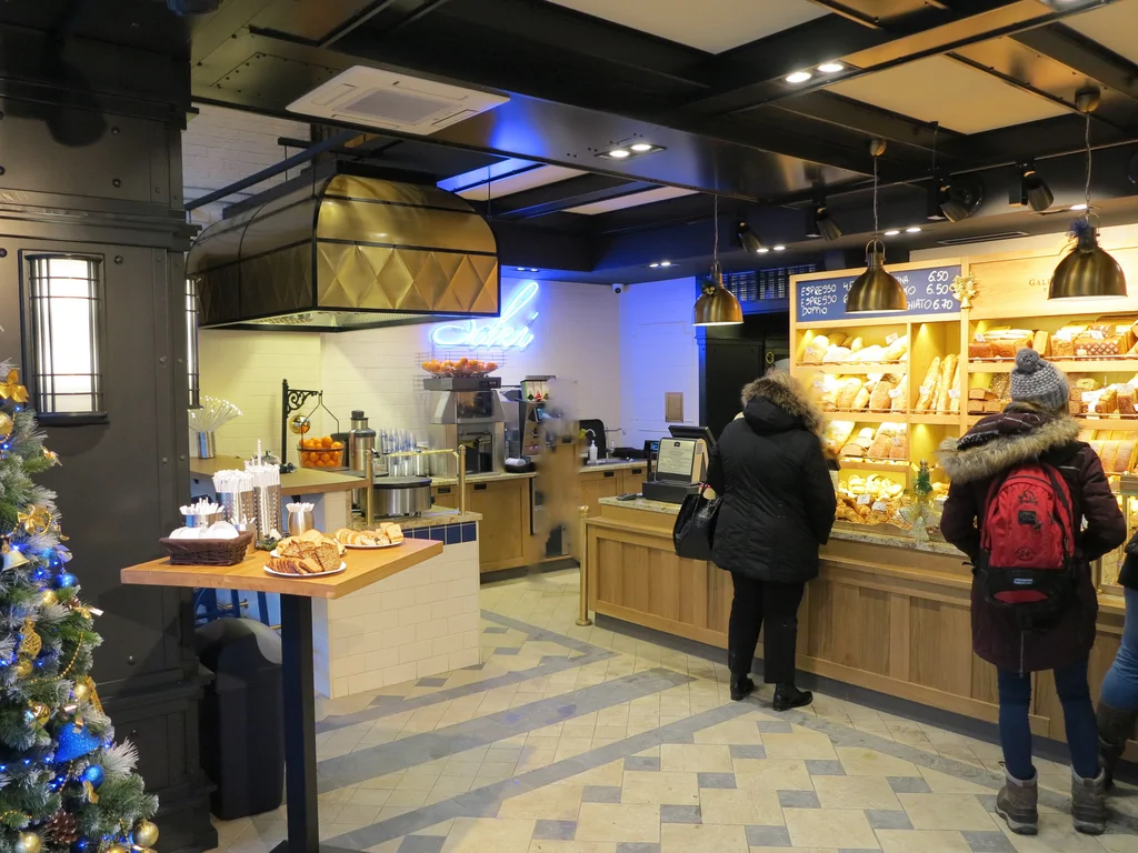 Wnętrza piekarni w stanie deweloperskim, w tle pieczywo i klienci