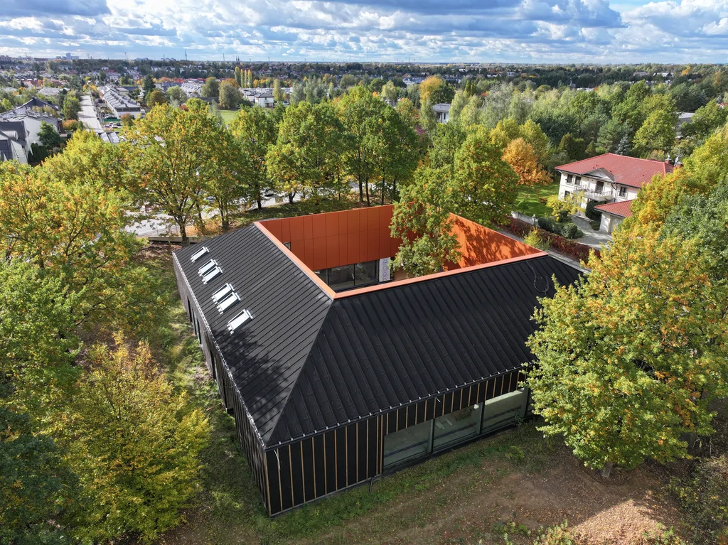 Nowoczesny dom, ujęcie z drona w środku patio drzewo, duże przeszklenia