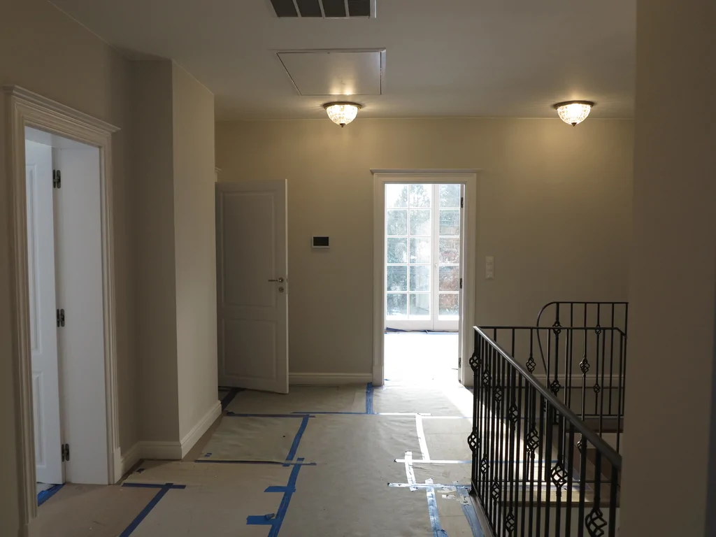 lukarna dachowa, białe meble w garderobie