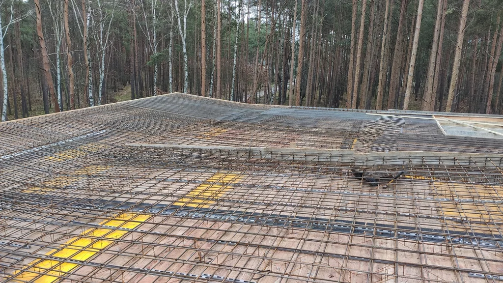 brojenie płyty stropowej na deskowaniu, siatka zbrojeniowa na dużej powierzchni