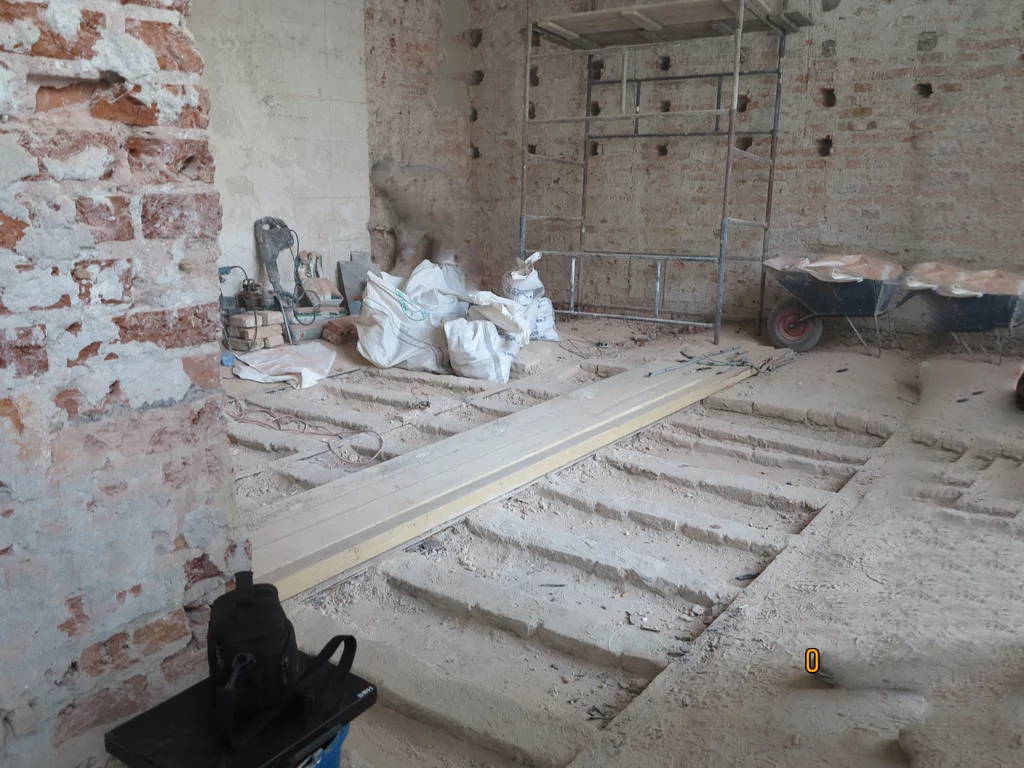 skute tynki i podłoża 