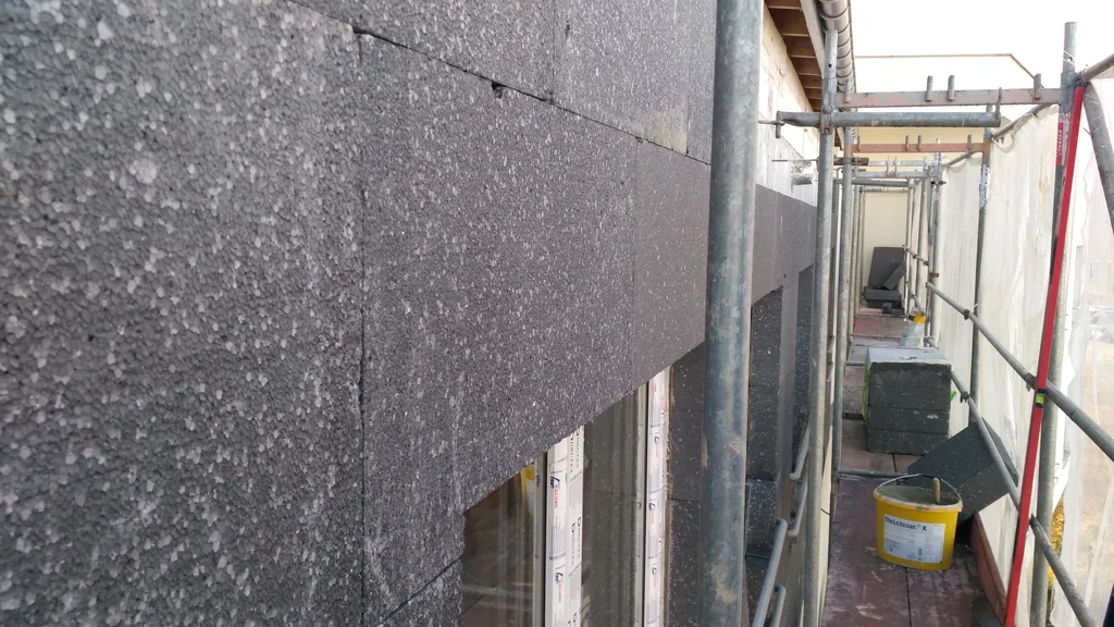 widok z rusztowania na ocieploną elewację