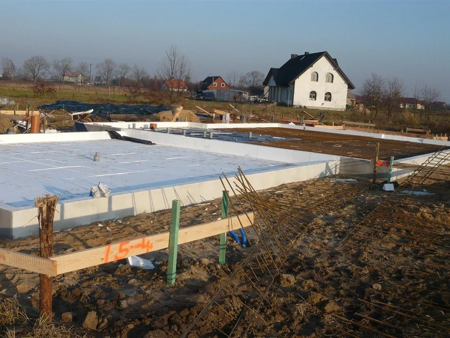 Budowa domu jednorodzinnego, izolacje zbrojenie płyty fundamentowej