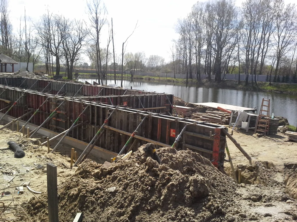 Budowa basenu zewnętrznego, widok na szalunki przed betonowaniem