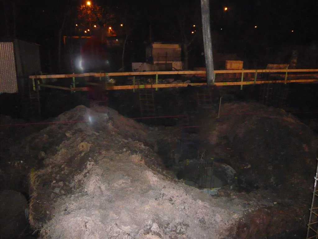 Budowa domu jednorodzinnego, wykopy, fundament na studniach, 