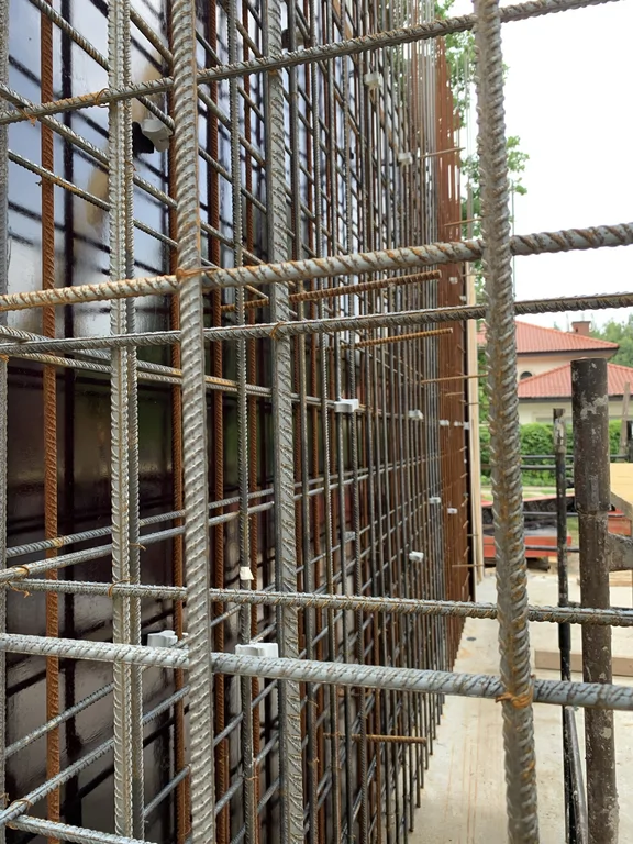 Zbrojenie ściany żelbetowej przy deskowaniu – detal przygotowania ścian z betonu architektonicznego