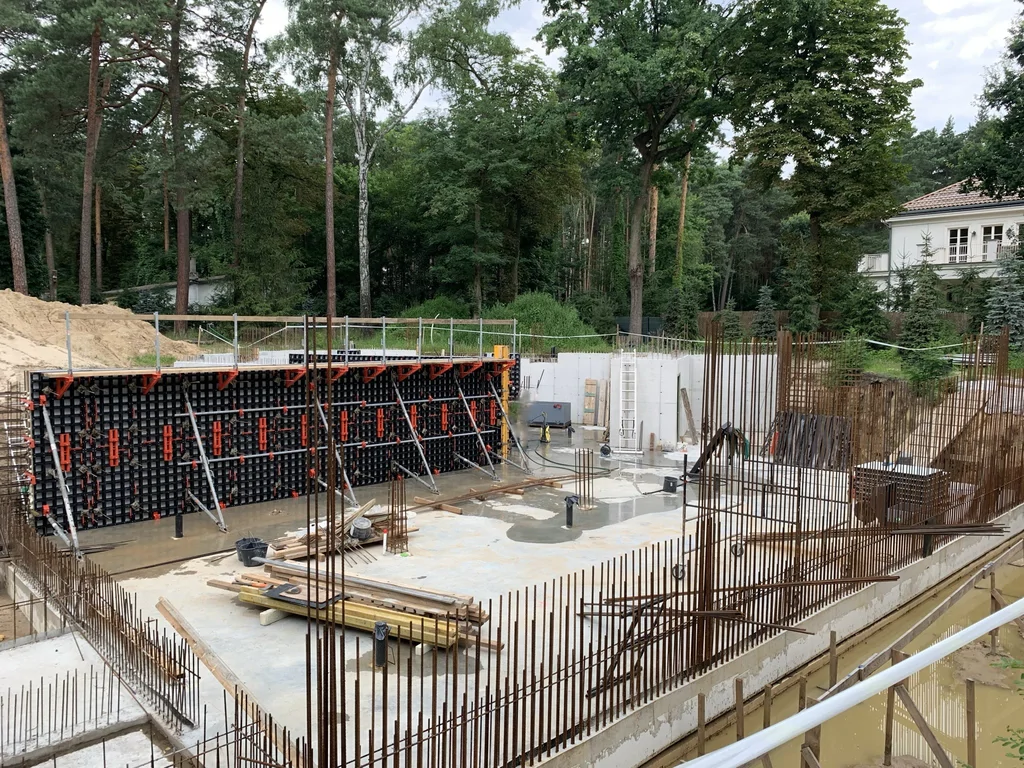 Wnętrze piwnicy podczas wykonywania ścian żelbetowych i deskowania w technologii białej wanny