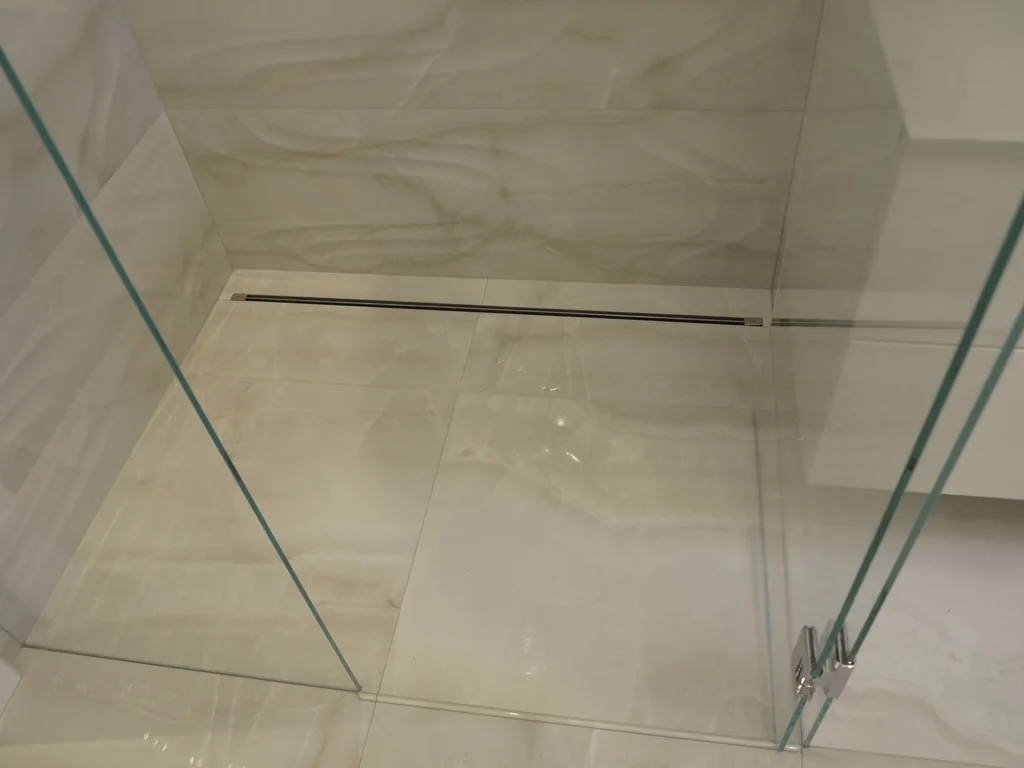 Wykończenia, jasne wnętrze, jasna stolarka okienna, sufity podwieszane, oświetlenie