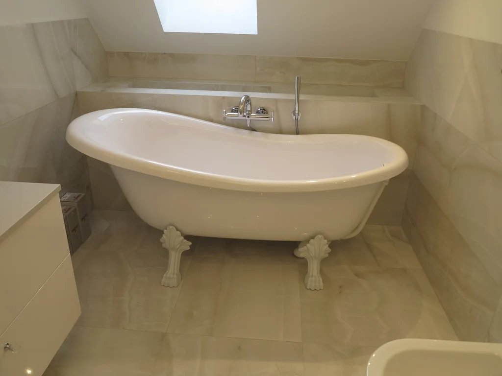 zabudowa prysznica, czarno białe płytki, czarna szafka 