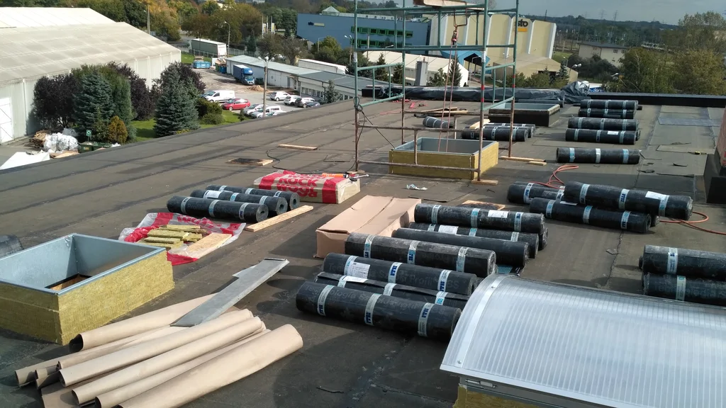 widok na część budynku na której stanie nadbudowa