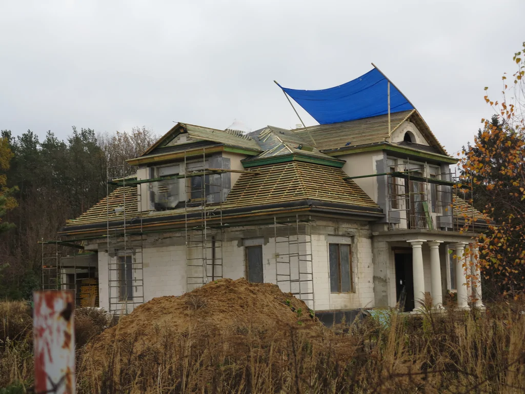 Stan surowy budynku, ściany z silikatów, więźba dachowa 