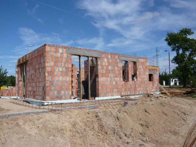 Budowa Domu jednorodzinnego, wykonane fundamenty, mury z porothermu, nadproża żelbetowe