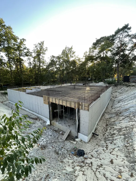 Kondygnacja podziemna domu w technologii białej wanny z dużym otworem i przygotowanym zbrojeniem stropu żelbetowego