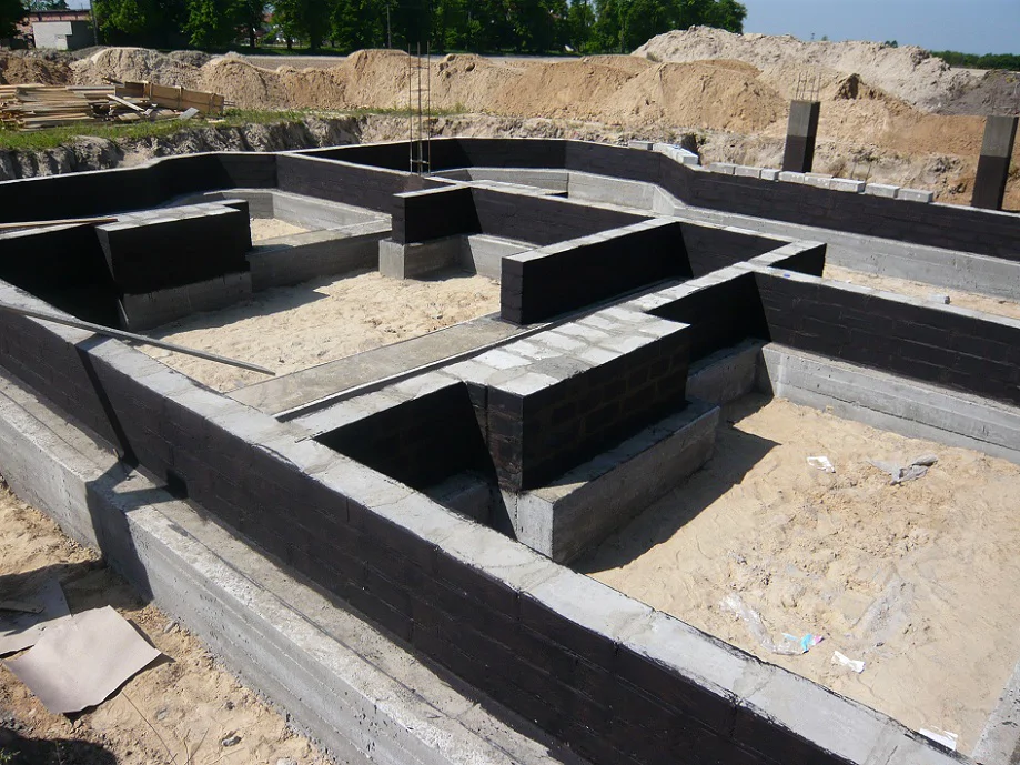 Wykopy, wylane ławy fundamentowe, pomurowane ściany fundamentowe, częściowo wykonane izolacje 