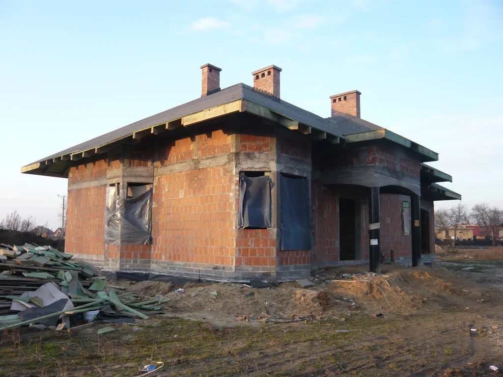 Budowa domu jednorodzinnego, stan surowy otwarty, mury, pokrycie