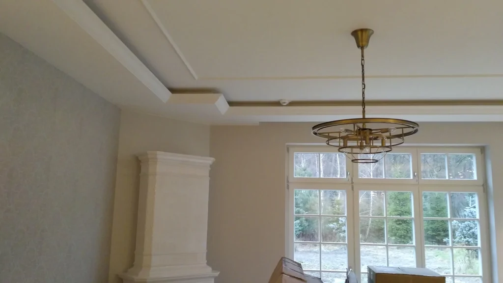 łazienka czarno białe płytki, białą umywalka na ciemnej szafie, lustro z ciemną oprawą 