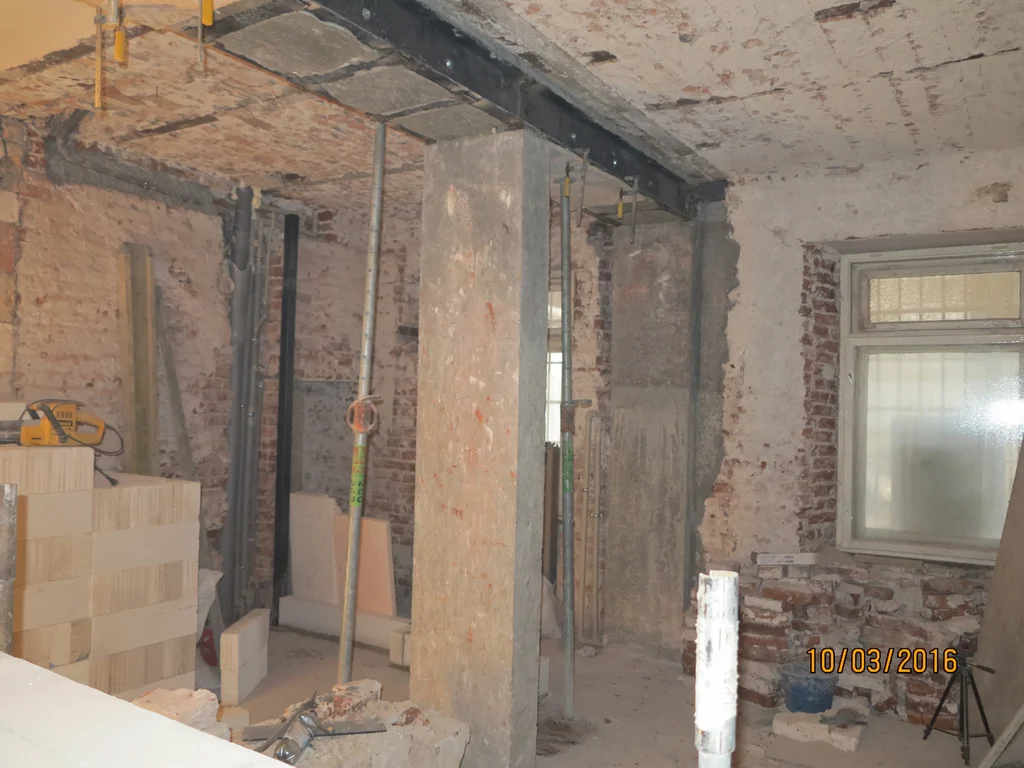 słup żelbetowy, ściany murowane z cegły, belka stalowa pod stropem 