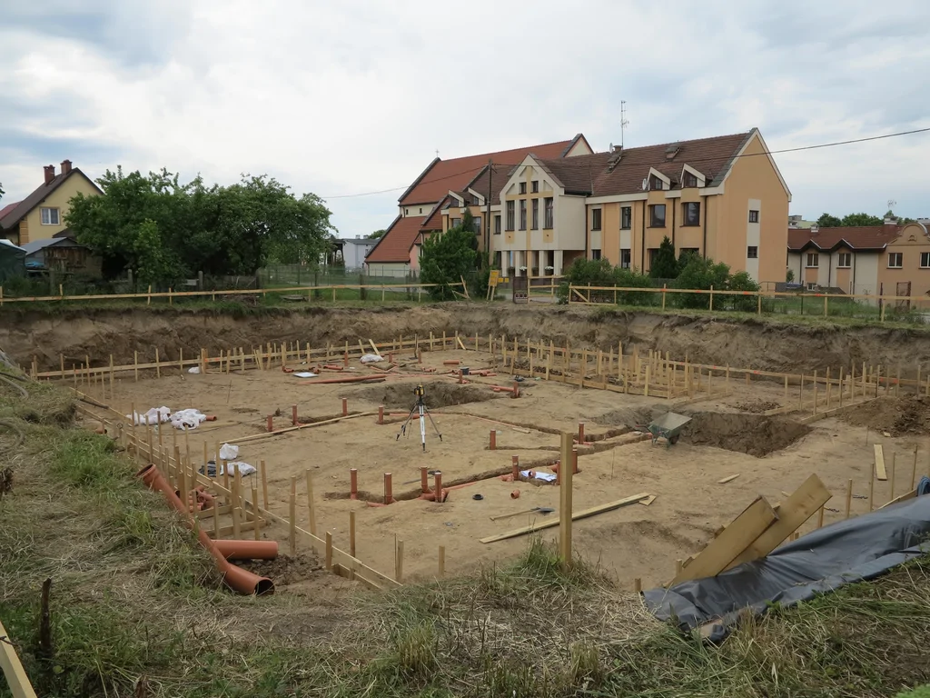 Wykop pod budowę domu zakonnego z piwnicą, rozłożona kanalizacja 