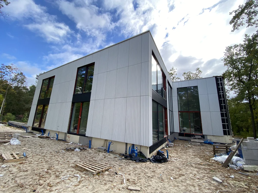 Widok z boku na elewację podczas montażu płyt