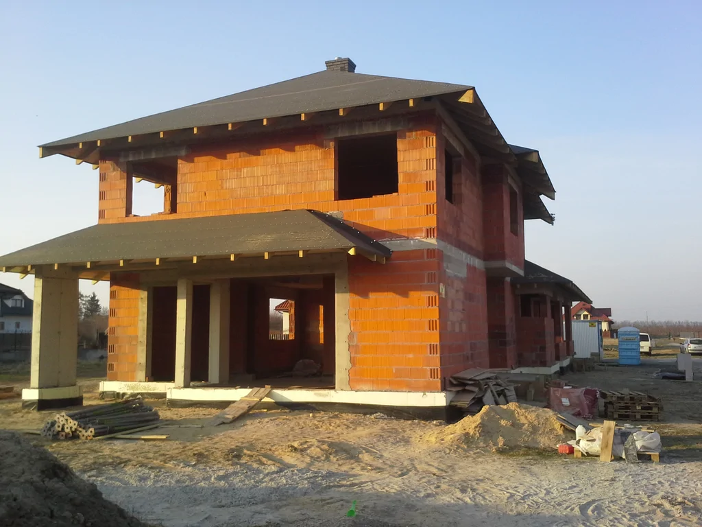 Budowa domu jednorodzinnego budynek zakończony w stanie surowym 