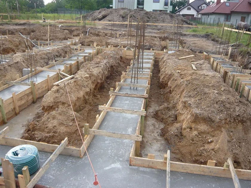 Wykopy i szalunki ław fundamentowych – betonowanie fundamentów pod dom jednorodzinny