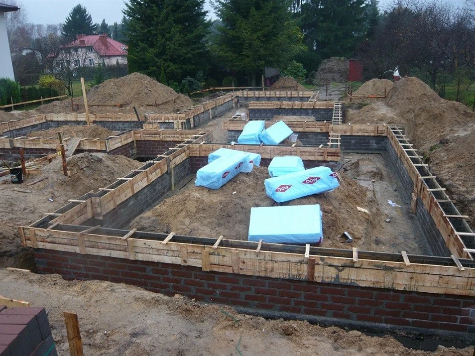 Budowa domu jednorodzinnego, wykop, fundamenty na ławach, murowanie ściany fundamentowej