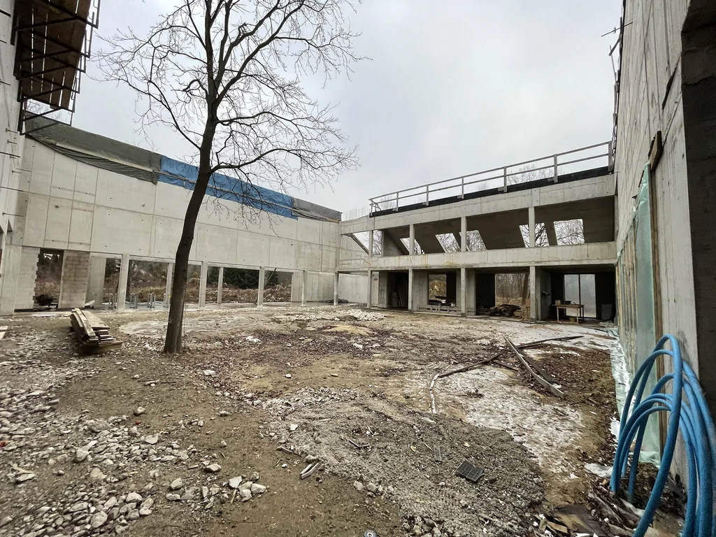 Dziedziniec w stanie surowym: parter i piętro z betonu architektonicznego oraz elementy konstrukcji żelbetowej