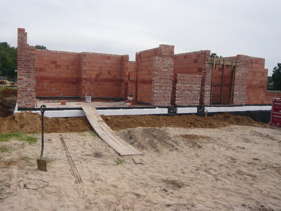 Murowanie ścian parteru z pustaków ceramicznych na wykonanych fundamentach