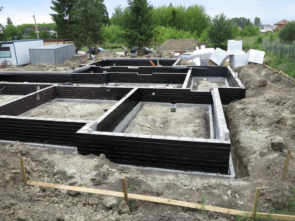 Budowa domu, wykopy wylane ławy fundamentowe i wymurowane ścianki z bloczka betonowego + izolacja