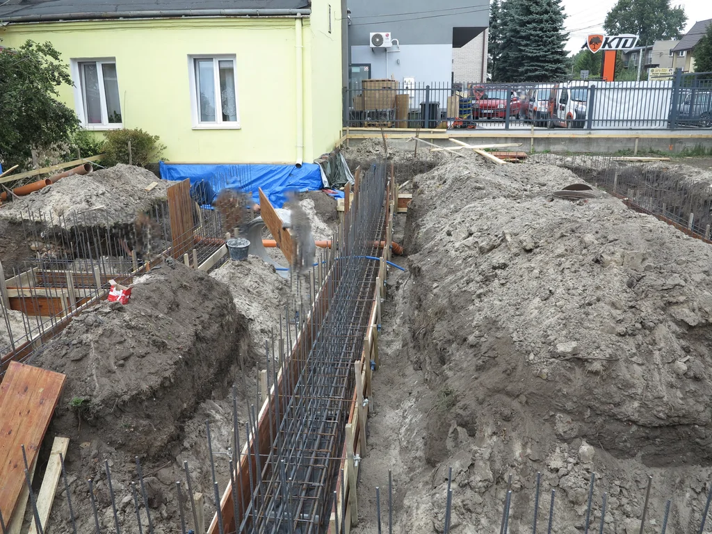 Na zdjęciu widać wykop i zbrojenie ław zaszalowanych na wcześniej wylanych studniach 