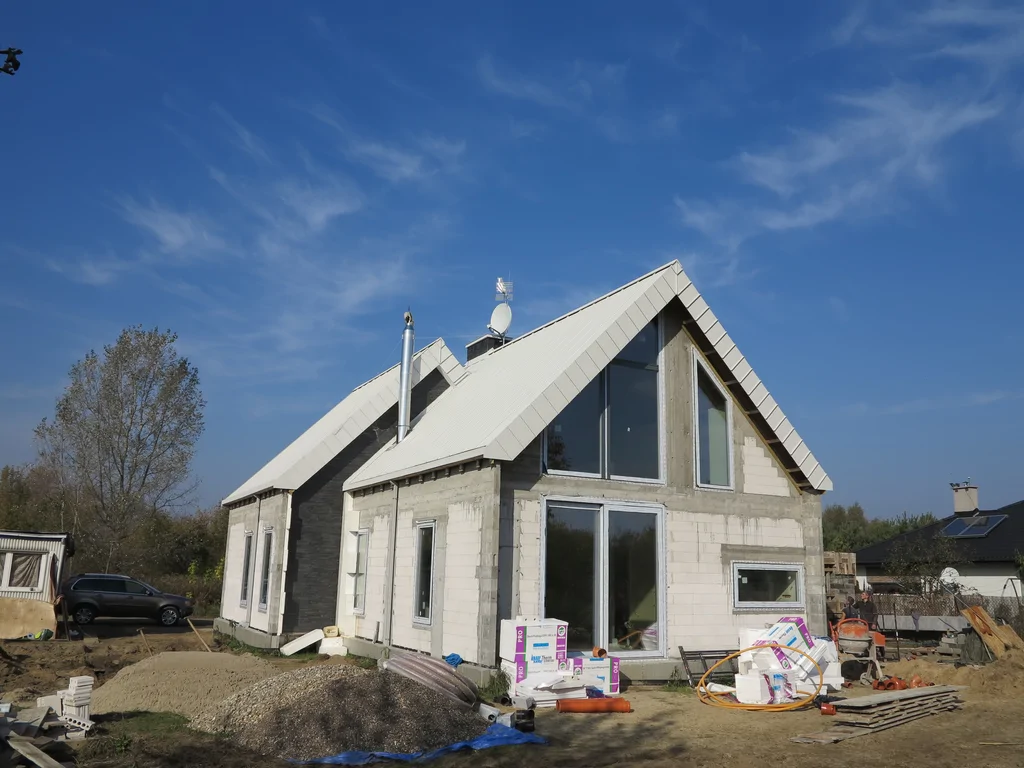 dom w stanie surowym z pokryciem dachowym 