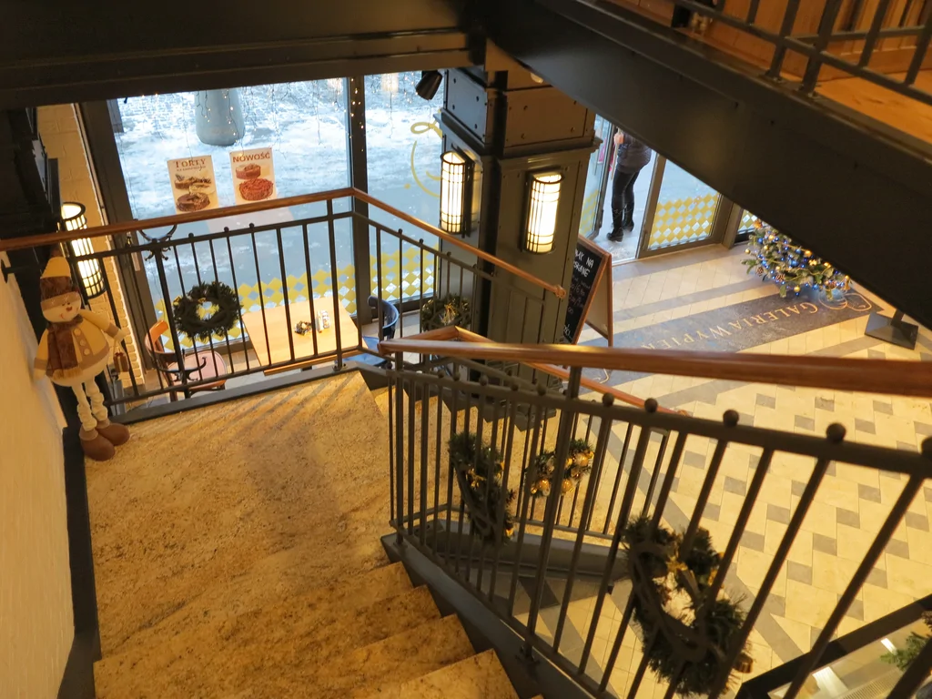 Wnętrza piekarni schody, barierka, ozdoby świateczne