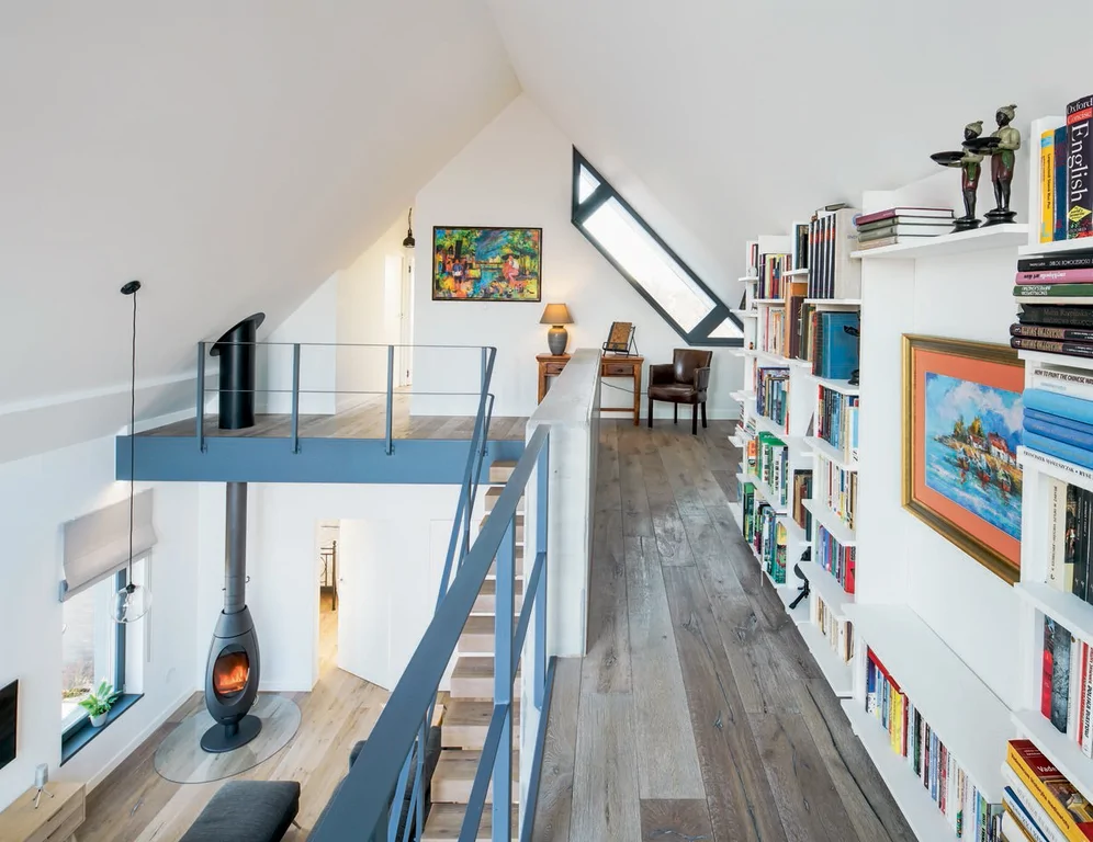 Dom pod klucz, zdjęcia wewnątrz z antresoli 