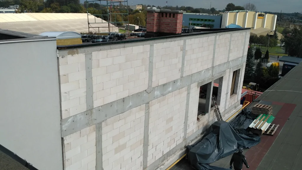 Widok na nadbudowane ściany z silikatów