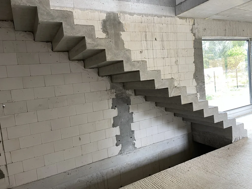 Monolityczne schody żelbetowe we wnętrzu budynku na etapie stanu surowego