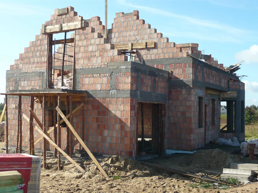 Budowa Domu jednorodzinnego, zbrojenie stropu żelbetowego parteru, ściany z porothermu