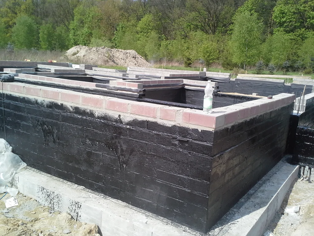 Wykonana ława fundamentowa, murowane ściany z bloczka żelbetowego + izolacje 