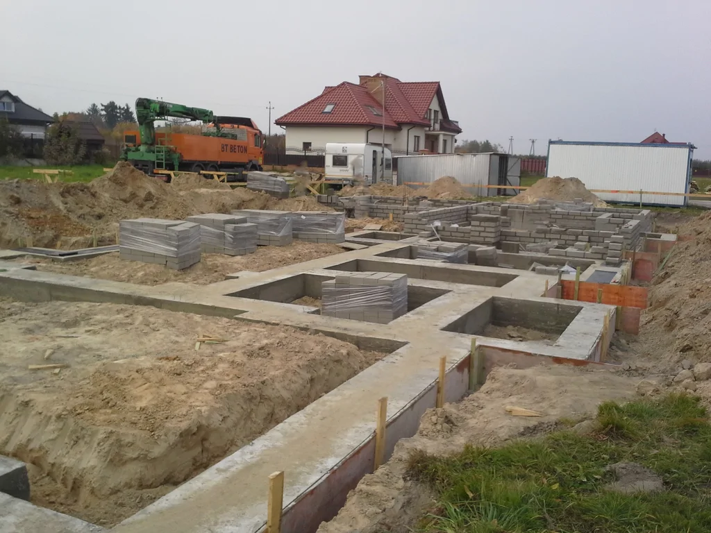 Budowa domu jednorodzinnego wylane ławy fundamentowe